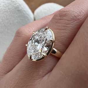 Bague de fiançailles géorgienne sertie de diamants de laboratoire ovales de 5 carats, or jaune 14 carats, certifiée IGI - Product Image 6