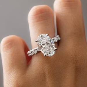 Anillo de Compromiso de Diamante Cultivado en Laboratorio con Corte Ovalado Plateado en Plata con Diamantes Laterales, Joyería de Lujo para Mujer - Product Image 2