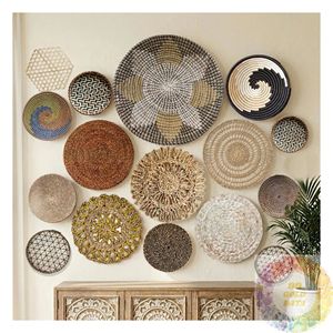 99 GD Assiettes murales décoratives en rotin naturel tressé et ensemble de paniers en jonc de mer pour la décoration des hôtels de charme, cafés, restaurants, halls d'accueil et salles à manger - Product Image 1