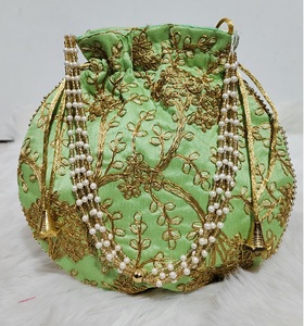 Bolsa Potli Artesanal Jaipurios con Trabajo Dorado Arti Tari, Asa de Perlas y Cordón Ajustable, Económica, para Regalo de Boda o Festivo - Product Image 5