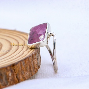 Anillo Asimétrico de Plata de Ley 925 con Rubí Natural Rectangular Facetado en Bisel, Joyería Fina, Memoria Jewels, Venta al Por Mayor - Product Image 3