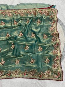 Sari en soie satinée de qualité supérieure – Broderie Jari de créateur avec motif cygne et bordure à passepoil - Product Image 2