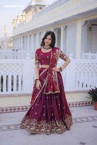 Lehenga Choli y Dupatta de Seda Elegante y Hermosa con Bordado de Lentejuelas y Hilo Zari, Ropa Étnica - Product Image 5