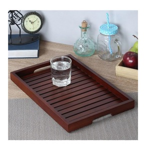 Plateau de service en bois fait main avec poignée en métal, qui ajoute une touche naturelle à vos repas. - Product Image 5