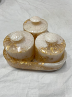 Ensemble de cinq pièces de pots et récipients en résine de perles blanches faits à la main en Inde, adaptés à la cuisine, prix bas, exportations en gros