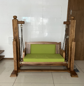 Columpio de madera de estilo moderno de mediados de siglo con paneles de respaldo de mimbre y un marco elegante, disponible a precios de mayorista. - Product Image 5