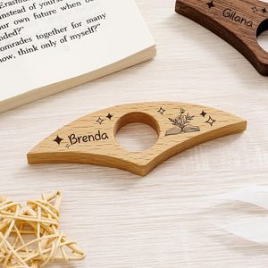 Soporte de Madera Grabado Personalizado para Libros, Separador de Páginas Ligero, Ayuda para la Lectura, Soporte de Páginas de Madera Hecho a Mano - Product Image 3