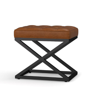 Pouf en cuir touffeté marron avec un design moderne de pieds en métal noir en forme de X, adapté à une utilisation en intérieur. - Product Image 1