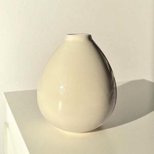 Vase en céramique crème sophistiqué avec silhouette élégante, finition brillante et un attrait central raffiné pour la décoration intérieure de luxe - Product Image 2