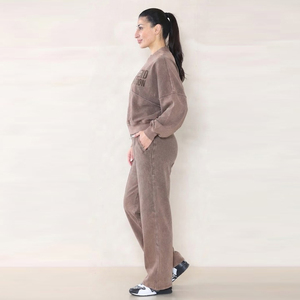 Ensemble de survêtement en polaire marron Mocha pour femme Moto End Corporation, sweat-shirt à fermeture éclair courte avec imprimé sur la poitrine et pantalon de survêtement assorti, décontracté - Product Image 4