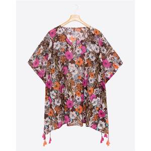 ชุดเดรสคาฟทันชายหาดสั้นพิมพ์ลายดอกไม้สไตล์โบฮีเมียน ผลิตจากผ้าฝ้ายเป็นมิตรต่อสิ่งแวดล้อม คอวี แขนทรงปีกค้างคาว แต่งพู่ระบายอากาศได้ดี - Product Image 3