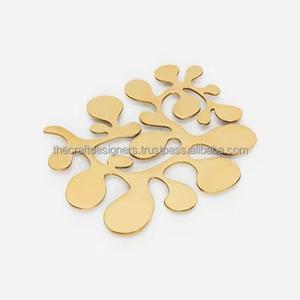 Dessous de plat décoratif en métal sculpté pour la salle à manger ajoutant un toucher fantaisiste et une forte protection contre la chaleur à la table - Product Image 1