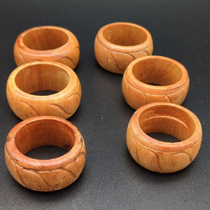 Anneaux de serviette en bois faits à la main, modernes, motif unique de luxe, en bois, personnalisables, décoratifs pour la décoration de table de mariage - Product Image 2
