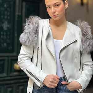Chaqueta de cuero genuino de oveja para mujer, estilo motero urbano, con cremalleras, corte corto y ribete de piel de zorro - Product Image 3