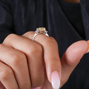 Bague de fiançailles fantaisie en diamant de laboratoire jaune taille émeraude à trois pierres, diamants latéraux trapézoïdaux blancs, bande pavée bicolore - Product Image 4