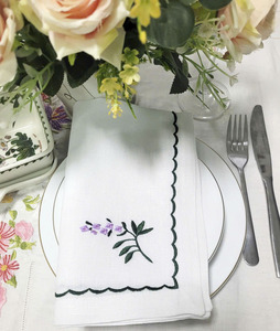 Serviettes en tissu personnalisées en gros, broderie de jolies fleurs violettes, serviettes de table en lin, durables pour la maison, les mariages et les événements - Product Image 5