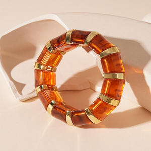 Bracelets en résine très tendance et les plus vendus. Les bracelets en résine sont des accessoires polyvalents utilisés comme bijoux audacieux et avant-gardistes. 2026. - Product Image 3