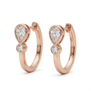 Pendientes de Aro Huggie de Oro Amarillo de 14K con Diamante Cultivado en Laboratorio en Forma de Pera, Engaste de Bisel, Mini Aros Delicados en Forma de Lágrima, Joyería para Uso Diario en el Cartílago - Product Image 4