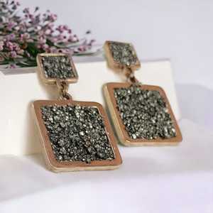 Pendiente dorado de pirita de Perú galvanizado de acero inoxidable, joyería de diseño de moda, pendientes dorados de alta calidad en venta al por mayor - Product Image 1