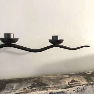 Candelabro Moderno de Hierro Forjado Negro Mate de 3 Brazos con Diseño Ondulado, Soporte Artesanal de Metal Abstracto para Velas, Duradero para el Hogar en Navidad - Product Image 4