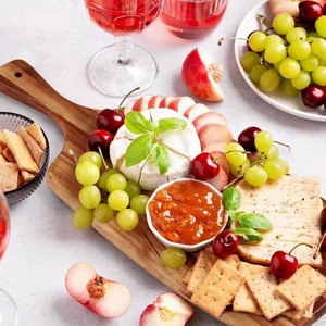 Planche à découper en bois d'acacia avec poignée intégrée et trou de suspension, épaisseur 1,5 cm, compatible lave-vaisselle, plateau de service pour charcuterie - Product Image 5