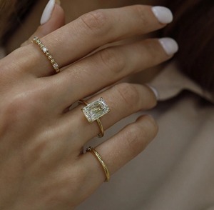 แหวนแต่งงานเพชรทรงเอเมอรัลด์คัท 4 กะรัต รับรองโดย GRA ดีไซน์มินิมอลสำหรับผู้หญิง ชุบทอง 14K แบบ 4 กรงเล็บ วงแหวนโค้งมนขนาด 1.8 มม. - Product Image 4