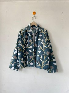 Chaqueta de terciopelo azul verdoso bordada a mano para mujer, abrigo cálido de invierno con bordado floral Aari, cuello alto y frente abierto - Product Image 5