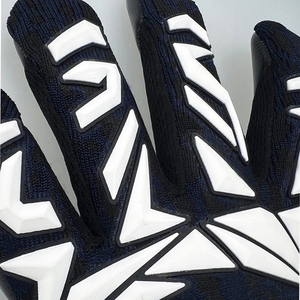ถุงมือผู้รักษาประตูฟุตบอลแบบกำหนดเองสีดำขาว ขนาด 4 มม. แบบ Negative Cut - Product Image 6