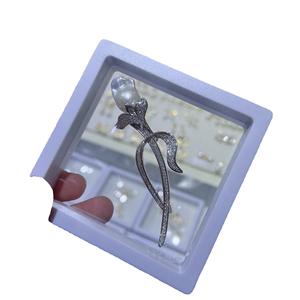 Broche Dabalok en perles d'eau douce tendance, fleur lisse pour la poitrine, avec une lumière vive et éblouissante, peau transparente - Product Image 5