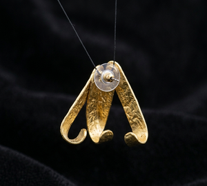 Pendientes de Aro en Forma de V Hechos a Mano en Latón Texturizado con Acabado en Oro y Revestimiento Resistente al Deslustre para una Elegancia Duradera - Product Image 5