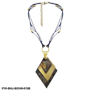 Colgante Artesanal de Cuerno de Búfalo My Druther Persona con Latón Texturizado con Diamantes Incrustados sobre Hilo de Algodón Tejido con Cuentas Metálicas - Product Image 1