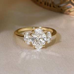 Anillo de Diamantes Cultivados en Laboratorio de Oro Amarillo de 9k de Lujo, Anillo de Compromiso con 3 Diamantes Cultivados en Laboratorio de Corte Ovalado, Anillo Clásico con Garras - Product Image 3