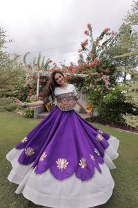 Lehenga Choli de algodón de diseñador para Navratri, con flores de loto, adornos de Gota y encaje con espejos, ropa festiva india para Garba y Dandiya. - Product Image 6