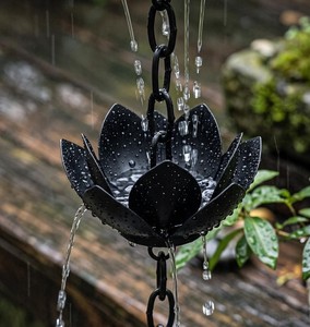 Chaîne de pluie noire de luxe, design lotus, faite à la main, finition polie, décoration extérieure pour la maison et le jardin, chaîne décorative en métal suspendue - Product Image 1