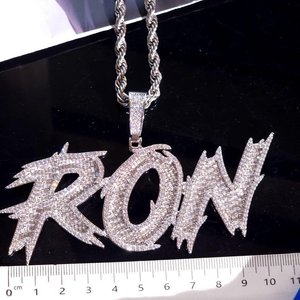 Collier avec pendentif personnalisé en lettres graffiti hip-hop, serti de pierres CZ, bijoux bling pour hommes - Product Image 2