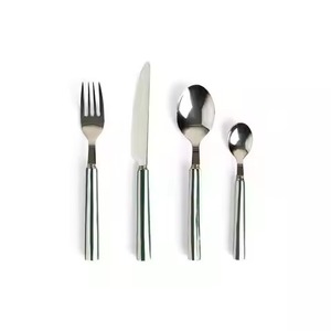 Ensemble de couverts en métal de luxe, collection attrayante de cuillères, fourchettes et couteaux pour une table contemporaine - Product Image 3