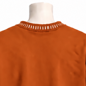 เสื้อสเวตเชิ้ตคอกลมสีส้มไหม้ แต่งขอบเย็บแบบดิสเทรส ทรงโอเวอร์ไซส์ แขนยาว สไตล์ลำลอง สตรีทแวร์ - Product Image 4