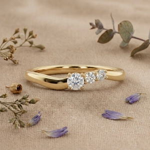 Bague de fiançailles solitaire minimaliste Art Déco à trois pierres en moissanite de laboratoire taille brillant sertie à griffes, plaqué or 14K, de qualité supérieure - Product Image 2