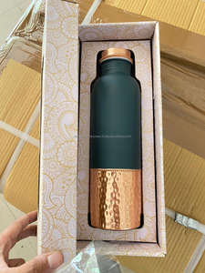 Bouteille en cuivre écologique avec tasse Cuisine et verres de table Bouteilles d'eau en cuivre pur disponibles à un prix abordable - Product Image 3