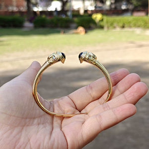 Bracelet ajustable bohème multi-pierres plaqué or 18 carats, avec onyx noir et quartz bleu, ouverture frontale, bijoux de créateur. - Product Image 5