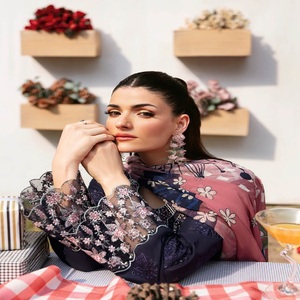 Soldes Exceptionnelles Ramsha : Salwar Kameez en Coton Pur pour Femmes Pakistanaises et Indiennes, Broderie Lourde, Design Ethnique Moderne, Vente en Gros - Product Image 6