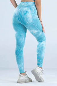 ชุดโยคะไร้รอยต่อสำหรับผู้หญิงพร้อมโลโก้แบบกำหนดเอง เสื้อชั้นในกีฬาแบบคอวี และกางเกงเลกกิ้ง/กางเกงขาสั้นยกกระชับสะโพก ชุดออกกำลังกายสำหรับฟิตเนสและยิม - Product Image 4