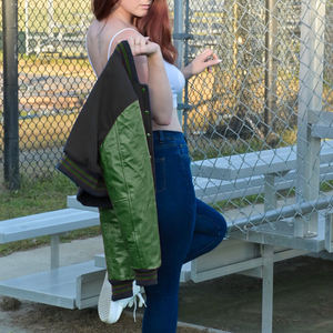 Chaqueta Corta Estilo Universitaria para Mujer, Negra y Verde, Estilo Bomber, Mangas de Cuero Sintético, Ropa Exterior Informal, Moda Femenina - Product Image 4