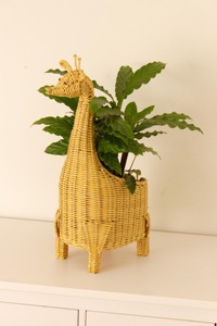 Cesta de ratán con forma de jirafa, hecha a mano, cestas de almacenamiento de ratán natural, modernas y multifuncionales, hechas en Vietnam. - Product Image 1