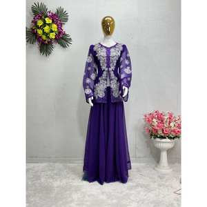 Hermoso Conjunto de Blusa Morada y Pantalones Plazzo para Mujer con Adornos de Perlas para Fiestas, Talla M - Product Image 1