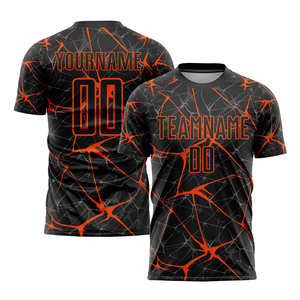 ชุดเสื้อฟุตบอลและกางเกงขาสั้นสีดำส้มลายแตก พิมพ์ลายแบบ Sublimation สำหรับผู้ชาย ระบายอากาศได้ดี ผลิตจากโพลีเอสเตอร์ ชุดทีม ชุดยูนิฟอร์ม ไซส์ผู้ใหญ่ รับผลิตแบบ OEM - Product Image 3
