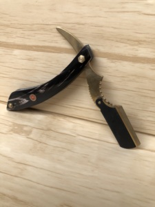 มีดโกนหนวดตรงทำมือจากสแตนเลสสำหรับร้านตัดผมมืออาชีพ พร้อมด้ามจับทำจากเขาแกะ - Product Image 4