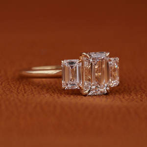 แหวนเพชรทรงเอเมอรัลด์คัทสามเม็ด ทองคำแท้ 14k เพชร CVD รับรองโดย IGI เครื่องประดับเจ้าสาวสำหรับผู้หญิง - Product Image 2