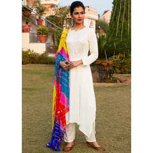 Ensemble Kurta blanc doux à ourlet asymétrique avec broderie Gota et Dupatta multicolore Lehariyaan, taille XS, en tissu Chiffon - Product Image 2