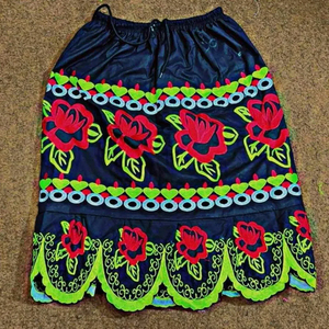 Jupe pour femme en polyester, imprimée et brodée de fleurs, avec strass, dernier cri, motif hawaïen, insulaire, Guam, Micronésie, OEM - Product Image 3